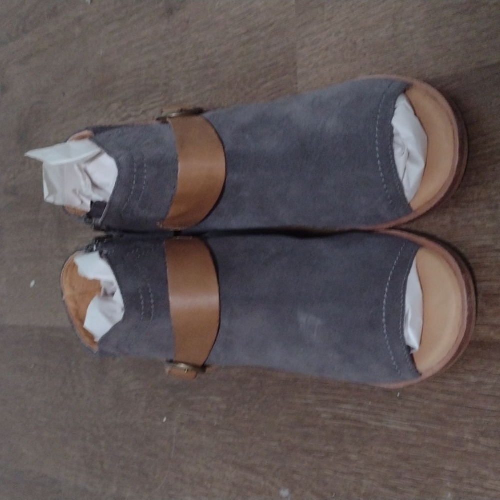 Sandals - Picture 2 of 5
